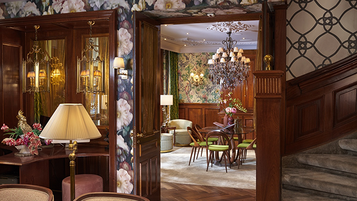 A common area for guests inside the Hotel Estherea in Amsterdam. The patterned wallpaper creates a cozy atmosphere.