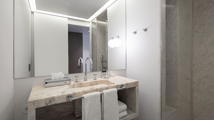 A guest bathroom inside the Lisboa Pessoa Hotel. The countertop is made of a beautiful, milky-colored marble.